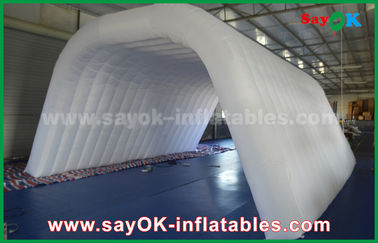 Lều bơm hơi không khí Lều đường hầm bơm hơi dành cho người lớn màu trắng tùy chỉnh dành cho sự kiện / triển lãm thương mại