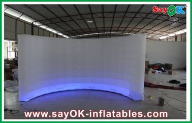 Lều khí bơm hơi màu trắng không thấm nước, tường bơm hơi cong cho lều triển lãm bơm hơi với đèn LED