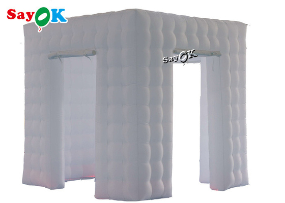 Gian hàng sự kiện Hiển thị 2,5m 8,25ft màu trắng Di động 3 cửa Cube Photo Booth Lều bơm hơi có đèn Led